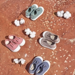 Frescas y divertidas. Con un estilo retro pero actualizado. Las zapatillas de @victoria_shoes son indispensables para  la primavera.

#calzadoinfantil #zaptillasvictoria #kidshop #kidshoes #sneakers #retro #zapatillasniño #zapatillasdelona #zapatillasniñas