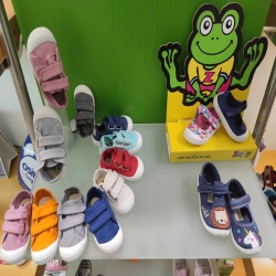 Colores, colores y colores en las lonetas de @zapy_lonetes. 

#calzadoinfantil #zapatillasdeniños #zapatillasdelona #zapatillasniñas #domingo #zappas #inglesitas