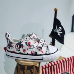 Convertirse en un verdadero pirata con las nuevas Converse con velcros y dibujitos de piratas. ¡AL ABORDAJE!🏴‍☠️

#calzadoinfantil #zapatillasconverse #sneakers #kids #kidshop #zapatillasniños #zapateriainfantil